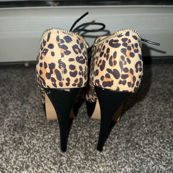 Women’s heels with laces. - Picture 2 of 3